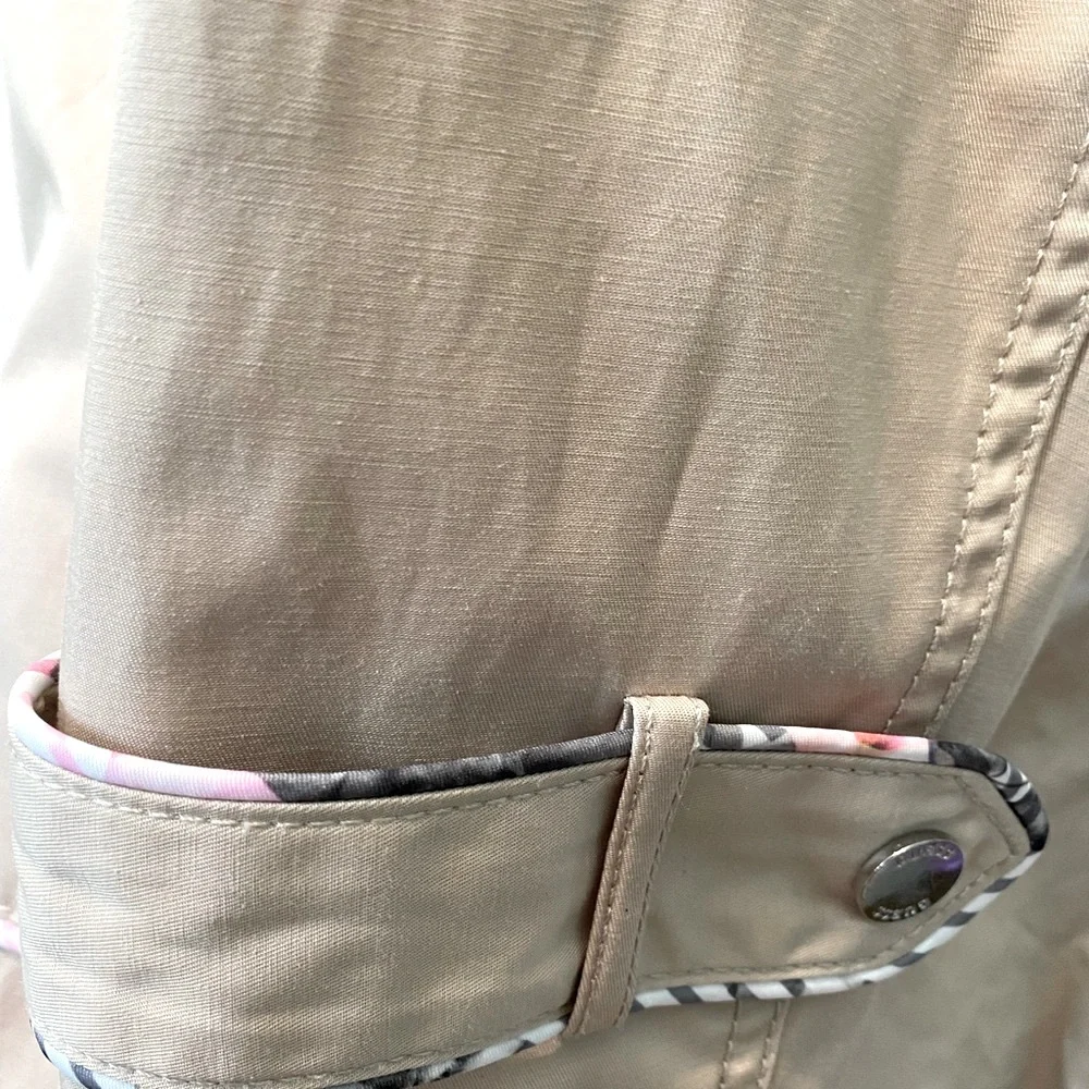 Classic Guess Belted Trench Coat size Double breasted with snap buttons.Size XS